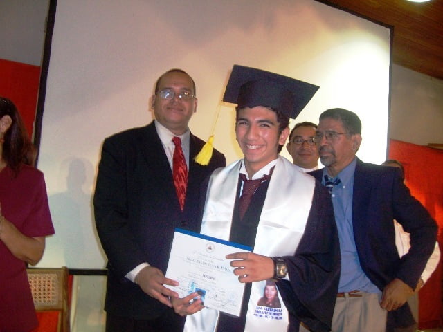 Marlon Cermeno recibe su diploma de manos del director, Lic. Jorge Luis Correa